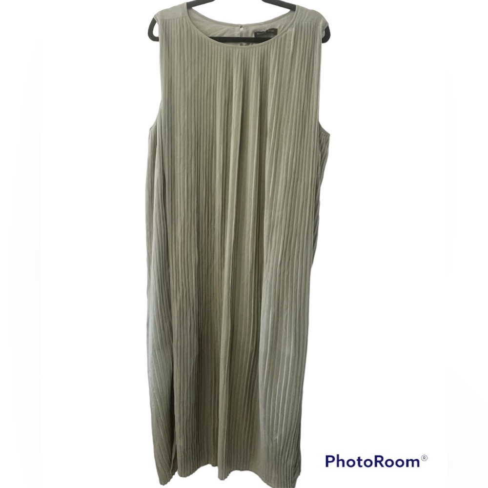 ✨ Green Sage Pleated Maxi Dress - Picture 2 of 7